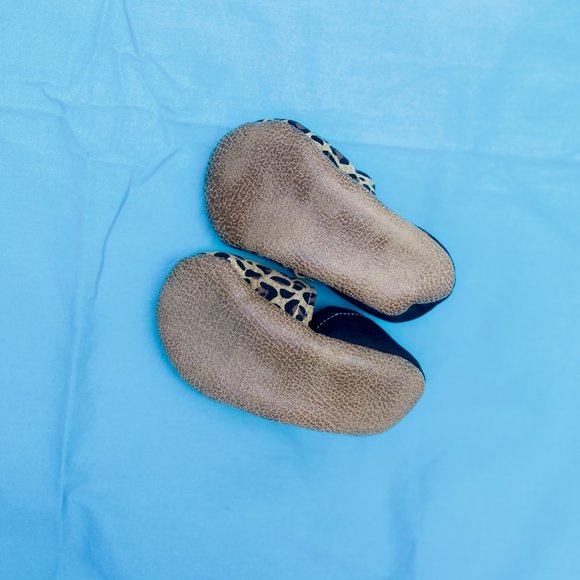 TRENDY BABY MOCC SHOP || Tan Leopard Print Infant Moccasins | 3 - 6 mo | Organic - Picture 7 of 11